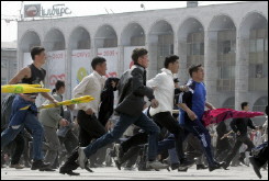 Charge des manifestants, jeudi 24 mars 2005  Bichkek